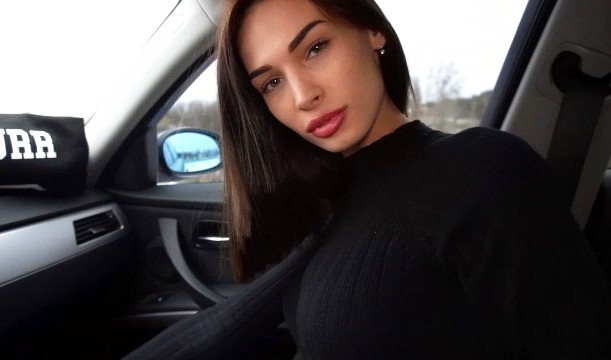 Русская попутчица без тормозов: сочный глубокий минет водителю в тачке за проезд