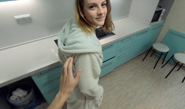 Сводный брат трахает сестру в щель на кухне, пока родители дрыхнут — грязный домашний анал и сочный минет