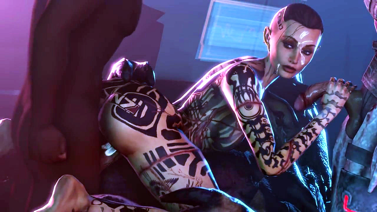 Дерзкая брюнетка из Mass Effect сосет член монстра и трахается в анал с двумя его друзьями ради выживания