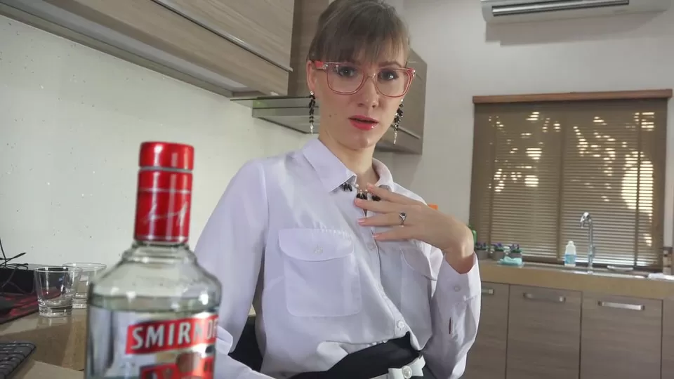 Похотливая пьяная мачеха на кухне умоляет пасынка о мощном анале и глубоком минете